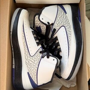 Jordan Air Retro 2 in White and Concord